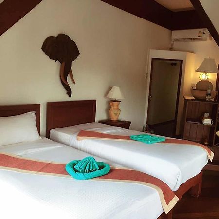 Coco Palace Resort Nai Harn Bagian luar foto